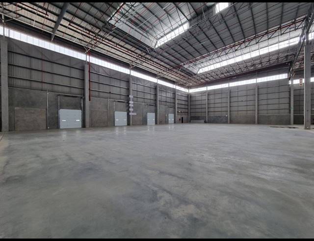 19,099M² WAREHOUSE TO LET IN LONGLAKE